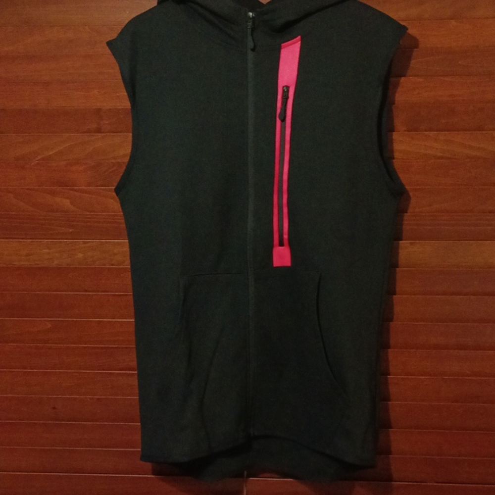 Carbon black sleeveless jacket with red offset stripe